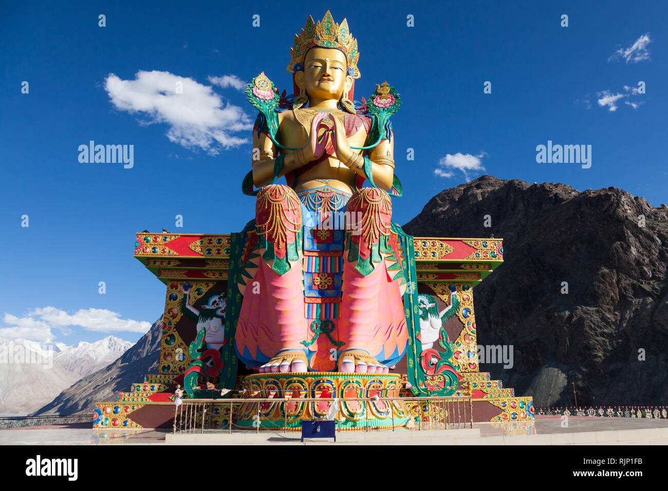 Beeindruckende Statue von Jampa (Maitreya) Buddha in der Nähe von diskit Gompa (auch bekannt als Deskit Gompa), Nubra Valley, Ladakh, Jammu und Kaschmir, Indien Stockfoto
