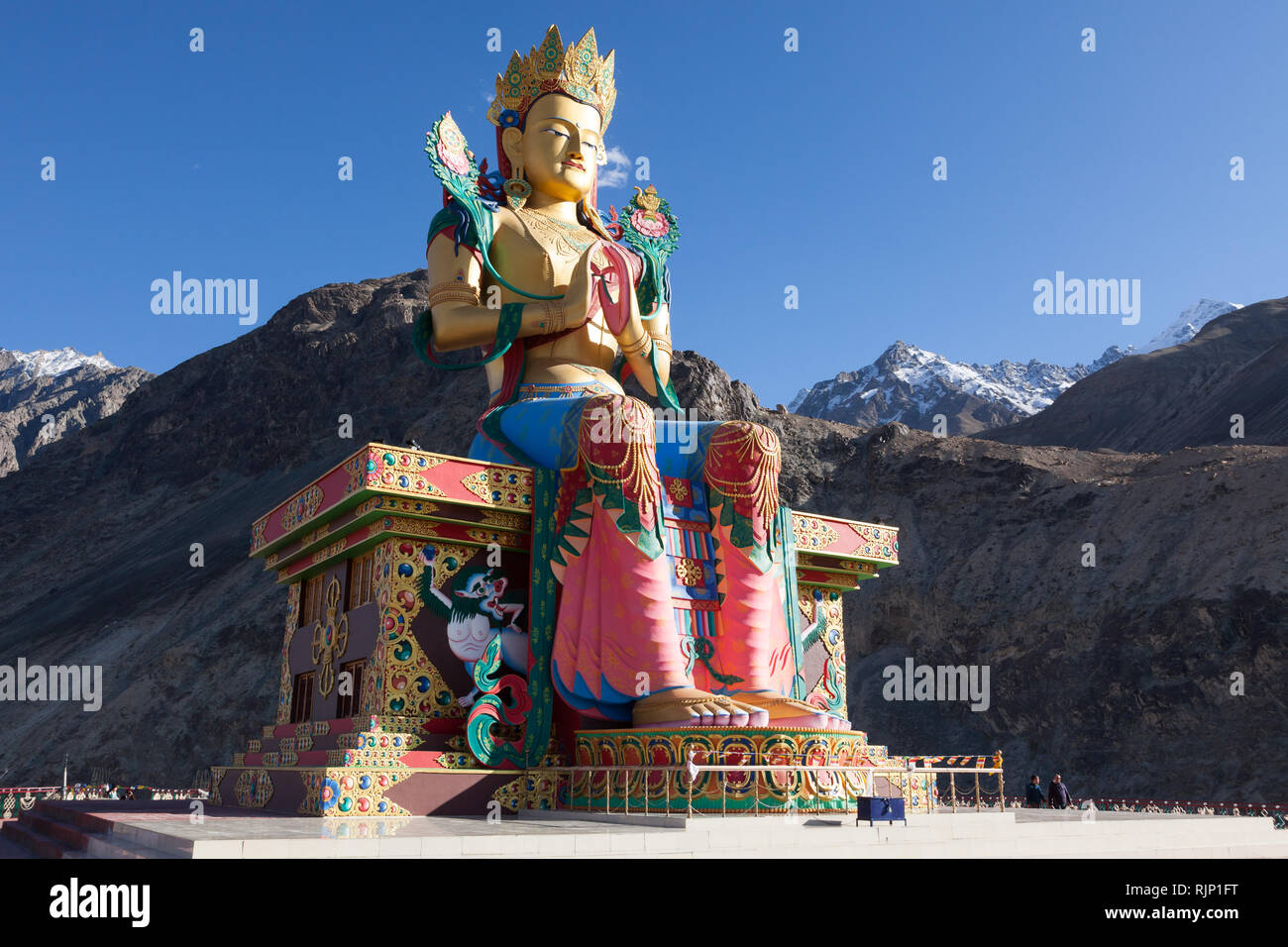 Große Statue des Jampa (Maitreya) Buddha in der Nähe von diskit Gompa (auch bekannt als Deskit Gompa), Nubra Valley, Ladakh, Jammu und Kaschmir, Indien Stockfoto