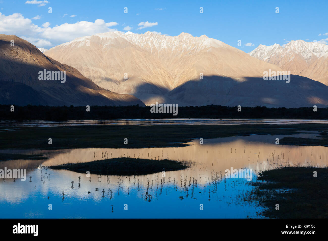 Landschaft mit leicht schneebedeckten Berge im Wasser widerspiegelt, Bereich der Hunder, Nubra Valley, Ladakh, Jammu und Kaschmir, Indien Stockfoto
