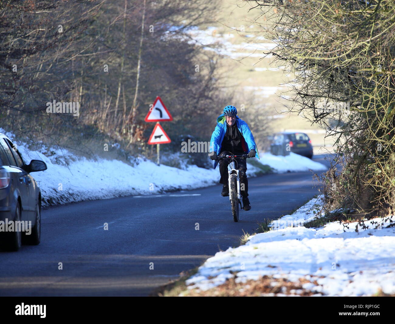 Radfahren bergauf im Winter, Chiltern Hills, Ivinghoe, Buckinghamshire, England, Großbritannien Stockfoto