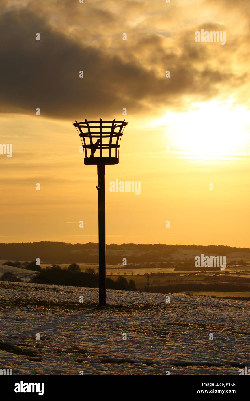 Leere firebasket Beacon bei Sonnenuntergang auf Dunstable Downs, Bedfordshire, England Stockfoto