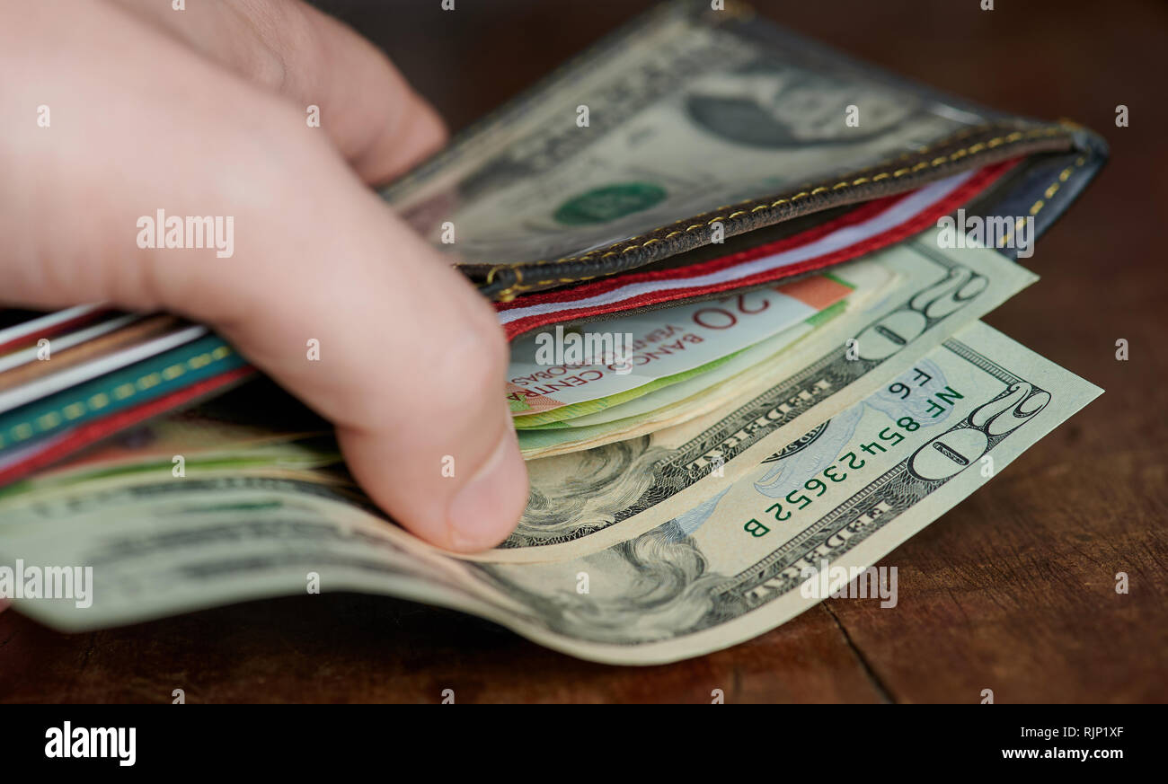 Hand halten Geldbörse mit 20 US-Dollar banknote Nähe zu sehen. Stockfoto