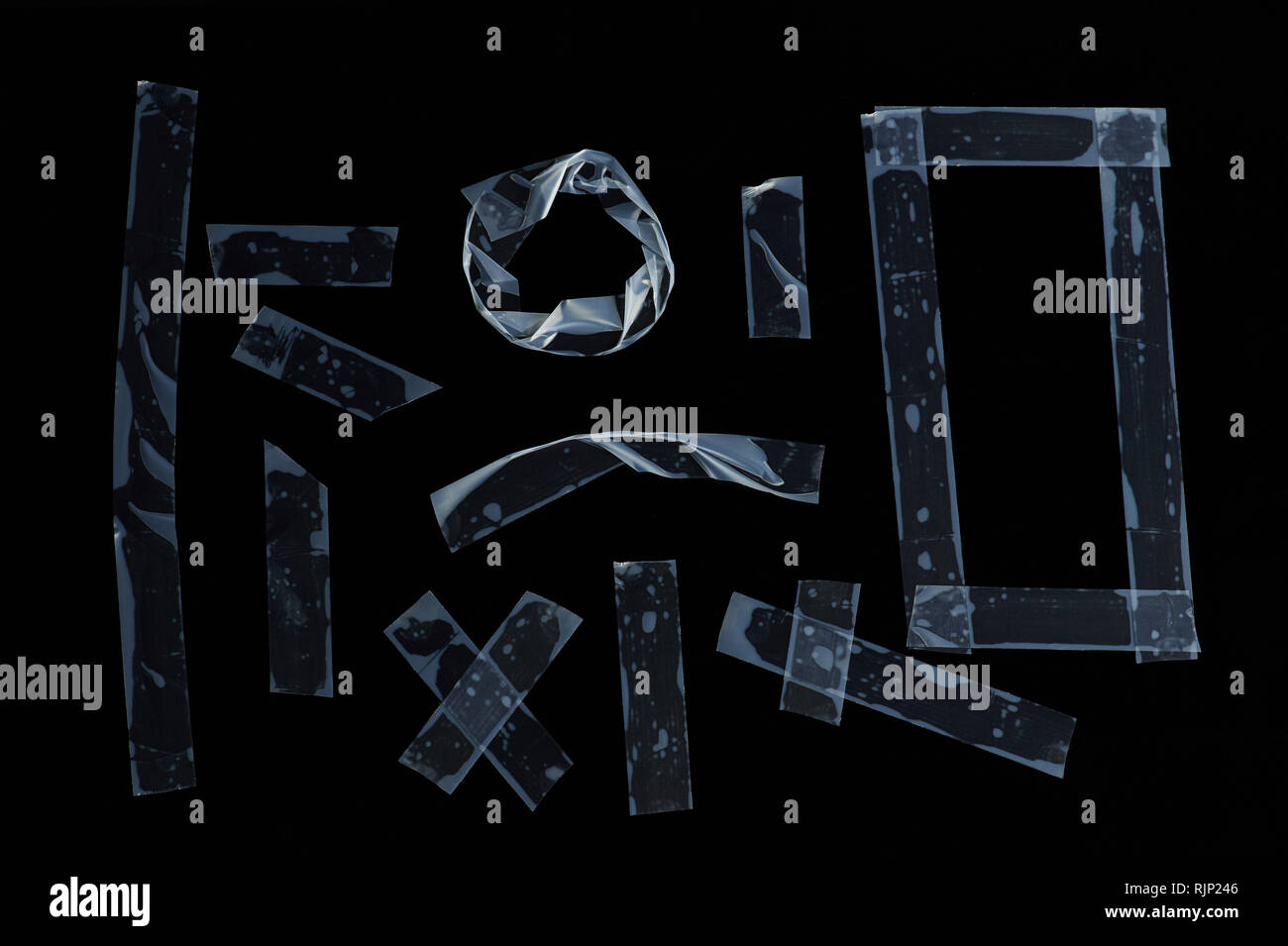 Stücke von weißen transparenten Tape auf schwarzem Hintergrund Stockfoto