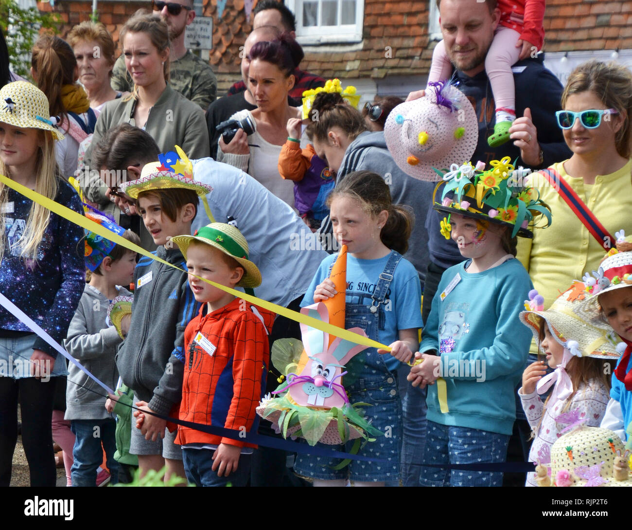 Ostern Motorhauben, wettbewerbsfähige Murmeln und ein Maibaum, in der Karfreitag Feiern im Battle, East Sussex, England, Großbritannien Stockfoto