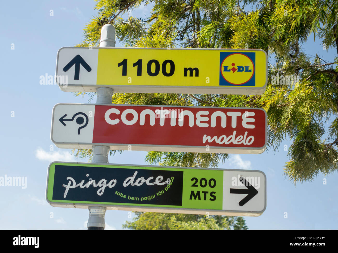 Wegweiser Anfahrt zum beliebten Supermarkt Filialen in Albufeira Algarve Portugal Stockfoto