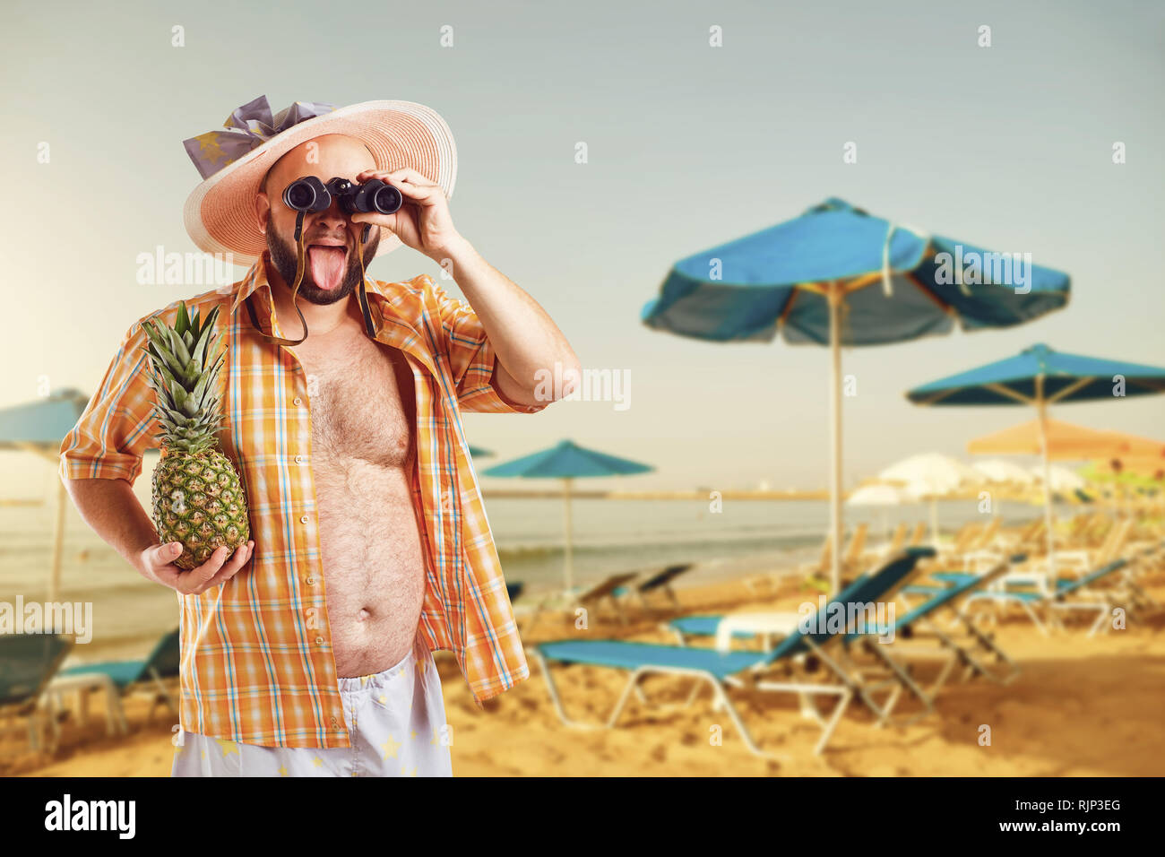 Lustig Fett bärtiger Mann mit Fernglas im Urlaub in den Strand im Sommer. Stockfoto