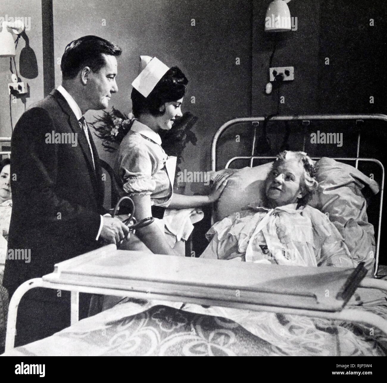 Szene innerhalb eines NHS-Krankenhaus, von 'Not-Station 10' ein British Medical soap opera Serie auf ITV zwischen 1957 und 1967 gezeigt. Der National Health Service (NHS) ist der öffentliche Gesundheitsdienst in Großbritannien. Stockfoto