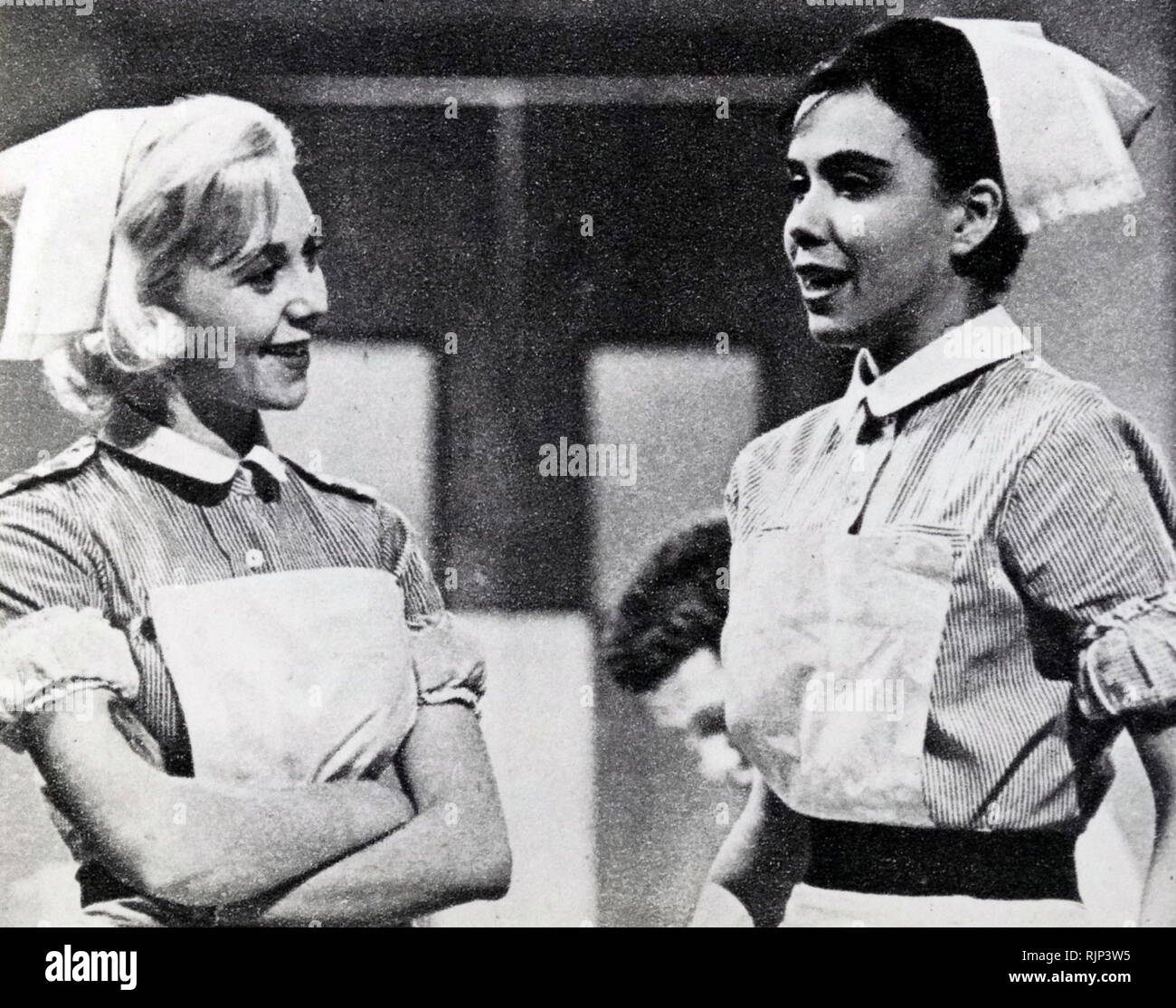 Szene Krankenschwestern zeigen, in einem NHS Hospital, von 'Not-Station 10' ein British Medical soap opera Serie auf ITV zwischen 1957 und 1967 gezeigt. Der National Health Service (NHS) ist der öffentliche Gesundheitsdienst in Großbritannien. Stockfoto