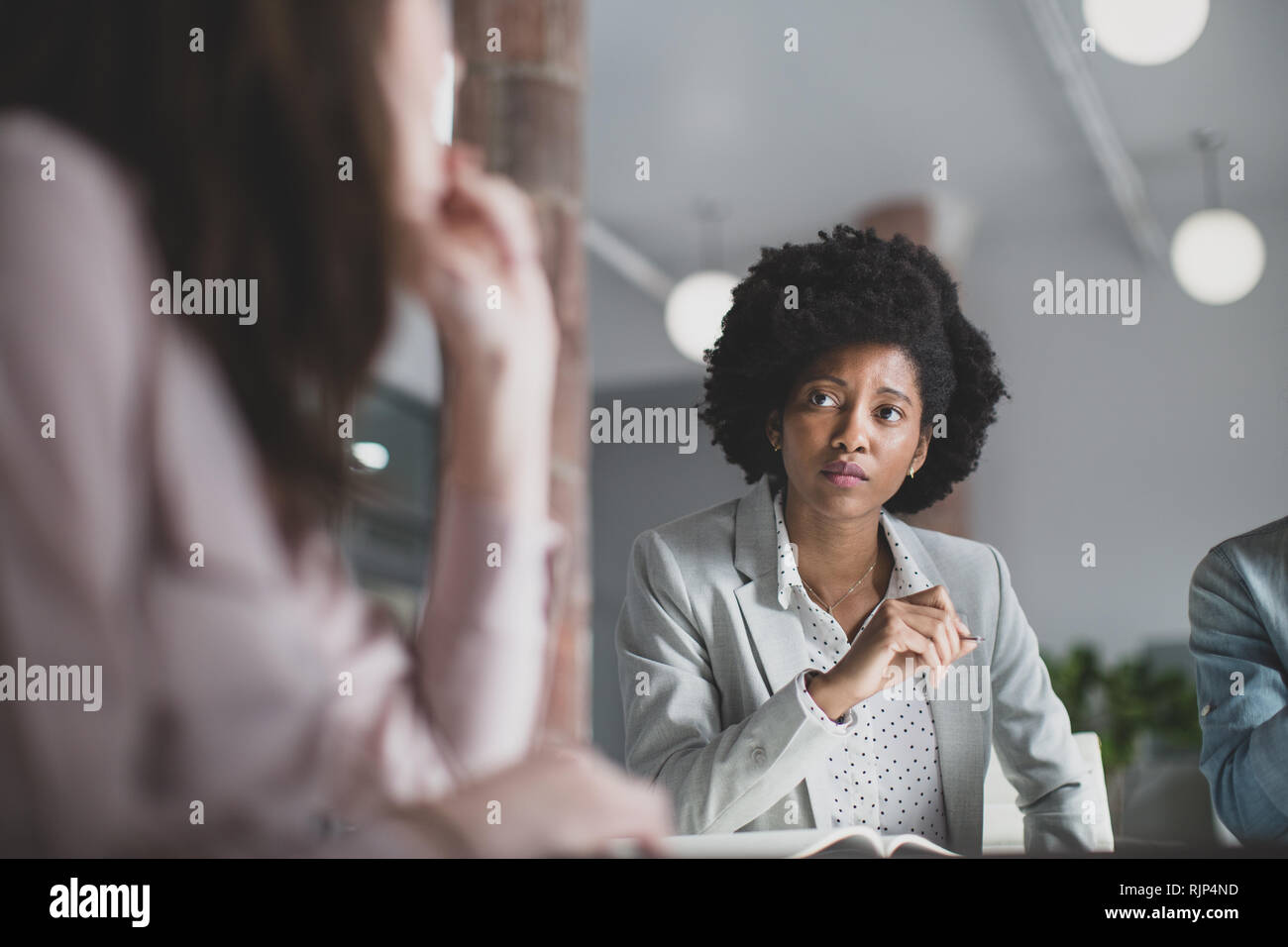 Afrikanische amerikanische Geschäftsfrau in einer Konferenz zuhören Stockfoto