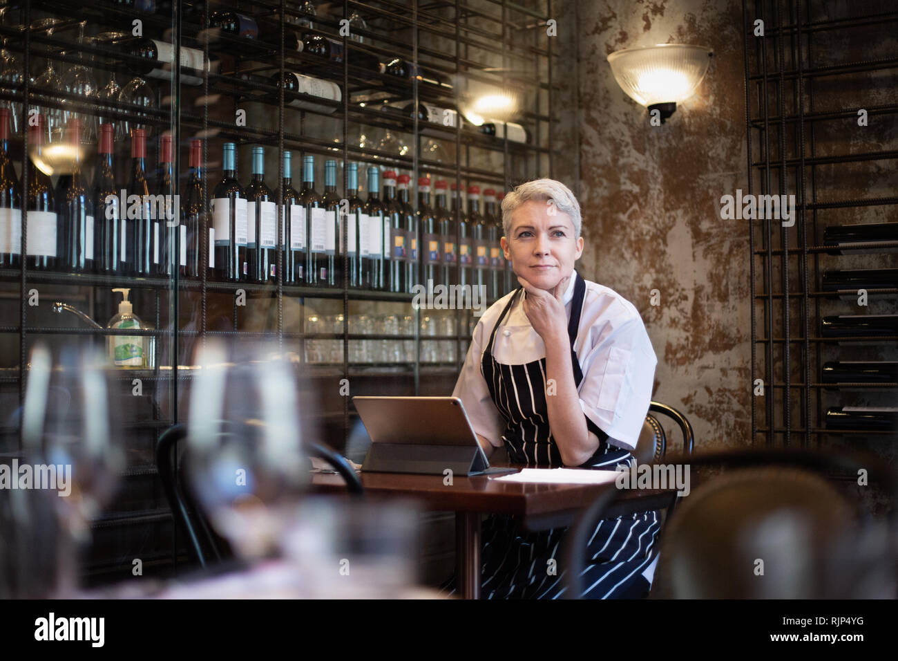 Weibliche restaurant Inhaber über Expansion denken Stockfoto