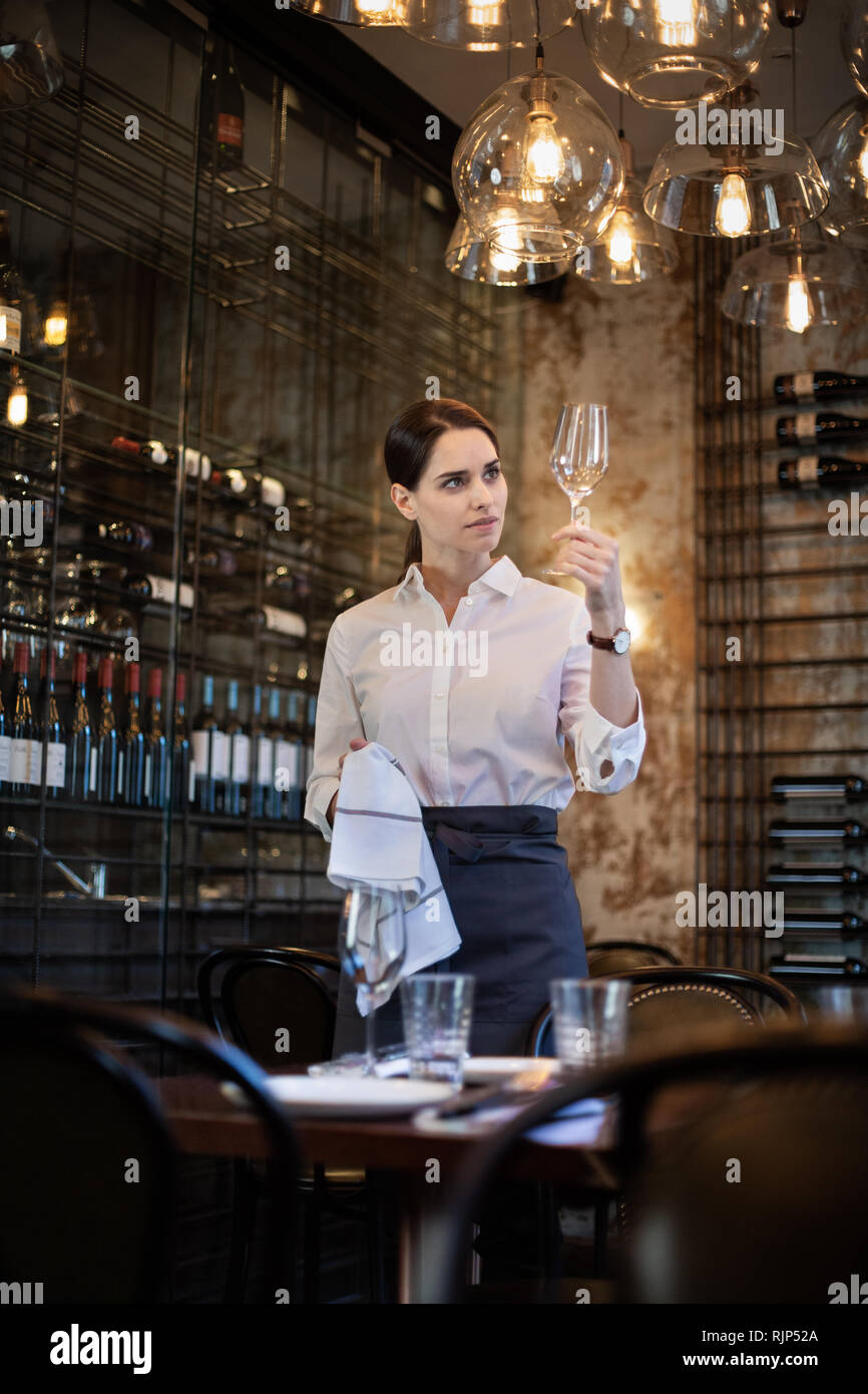 Kellnerin polieren ein Glas Wein Stockfoto