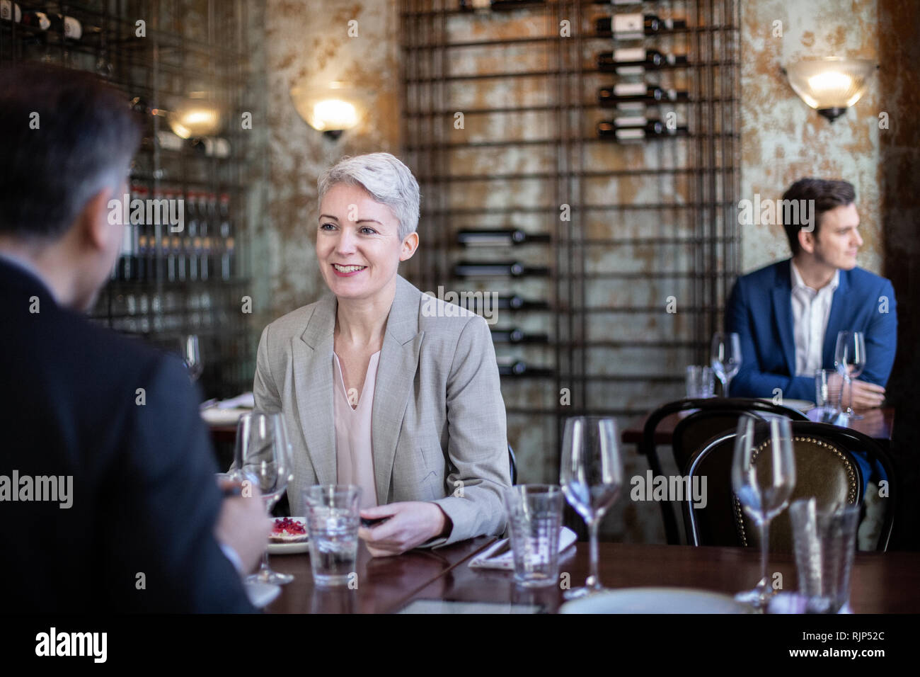 Reife weibliche genießen Sie eine Mahlzeit in einem Restaurant Stockfoto