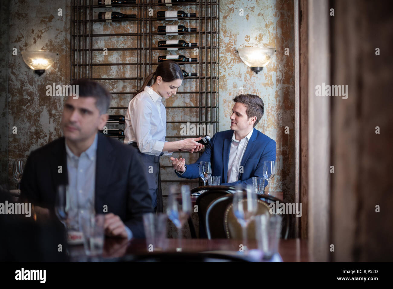 Kellnerin, die Zahlung in einem Restaurant Stockfoto