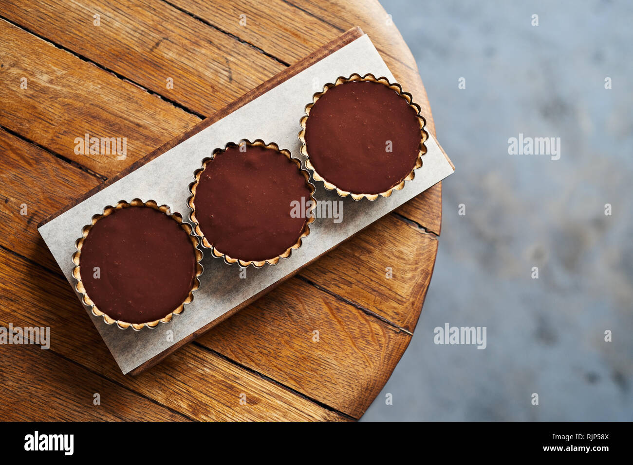 Drei leckere Schokolade Torten sitzen auf einem Cafe Tabelle Stockfoto