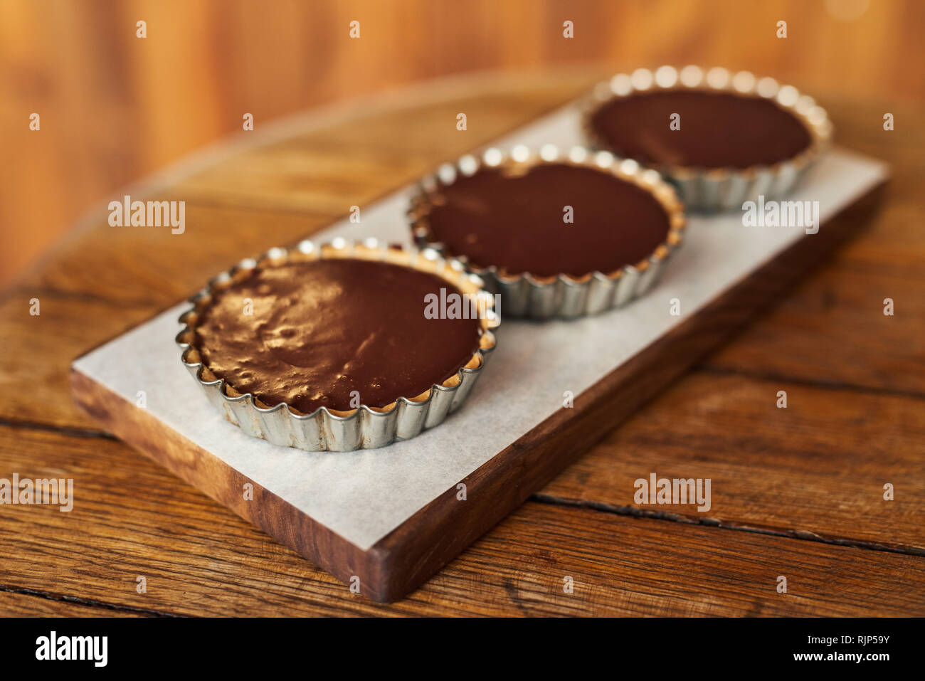 Leckere Schokolade Torten sitzen auf einer Bäckerei Tabelle Stockfoto