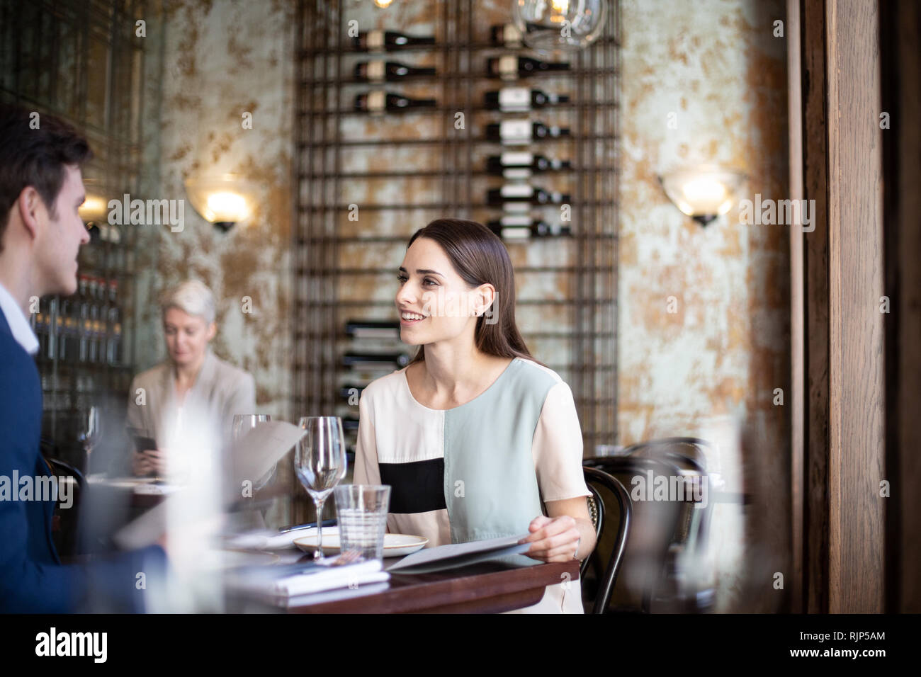 Paar mit einem Essen in einem Restaurant Stockfoto