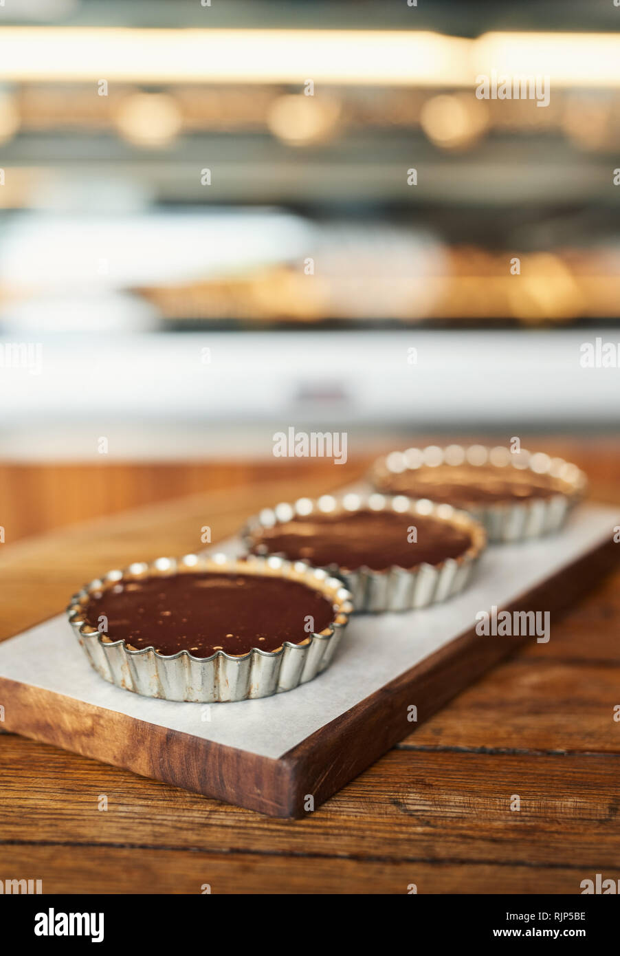 Drei leckere Schokolade Torten sitzen auf einer Bäckerei Tabelle Stockfoto