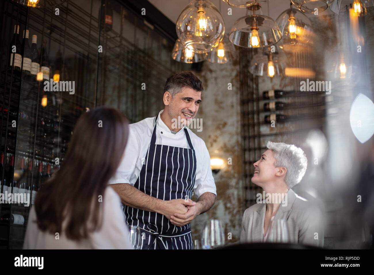 Koch Kunden begrüßt in seinem Restaurant Stockfoto