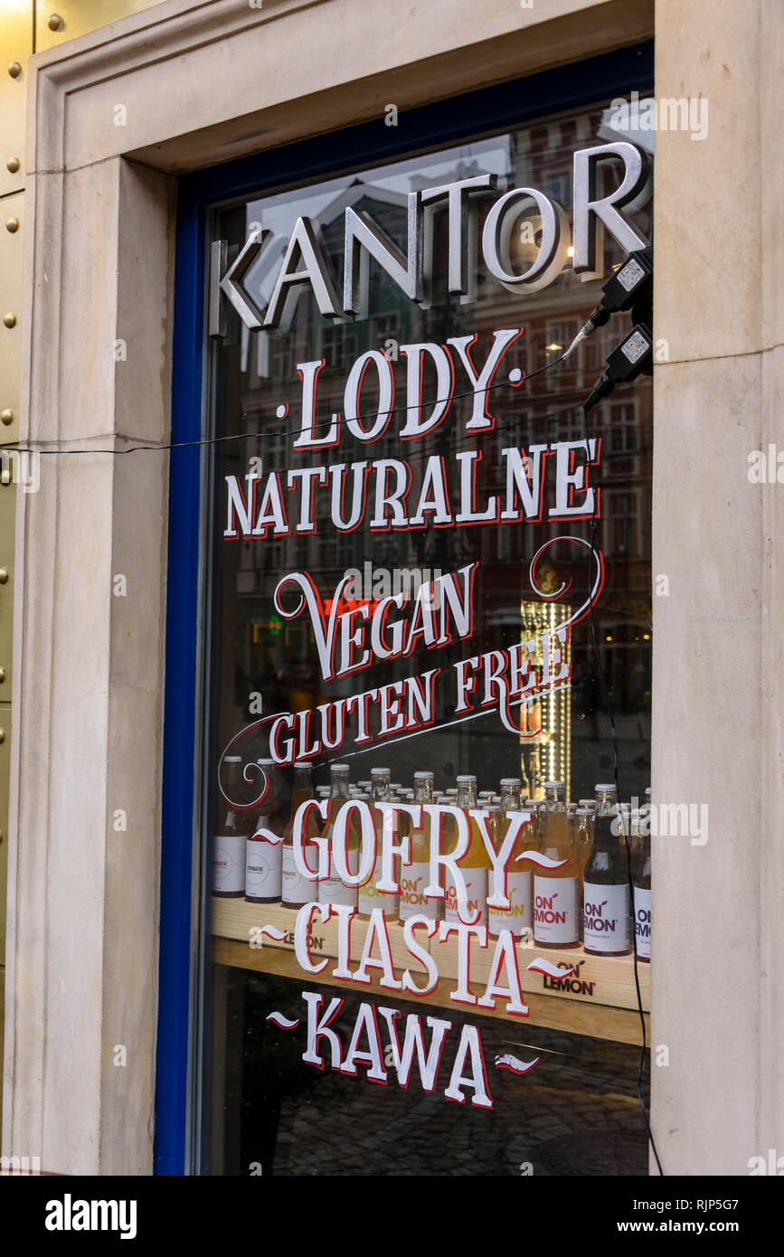 Cafe mit einem Schild Werbung vegan und glutenfreie Lebensmittel, Breslau, Breslau, Wroclaw, Polen Stockfoto