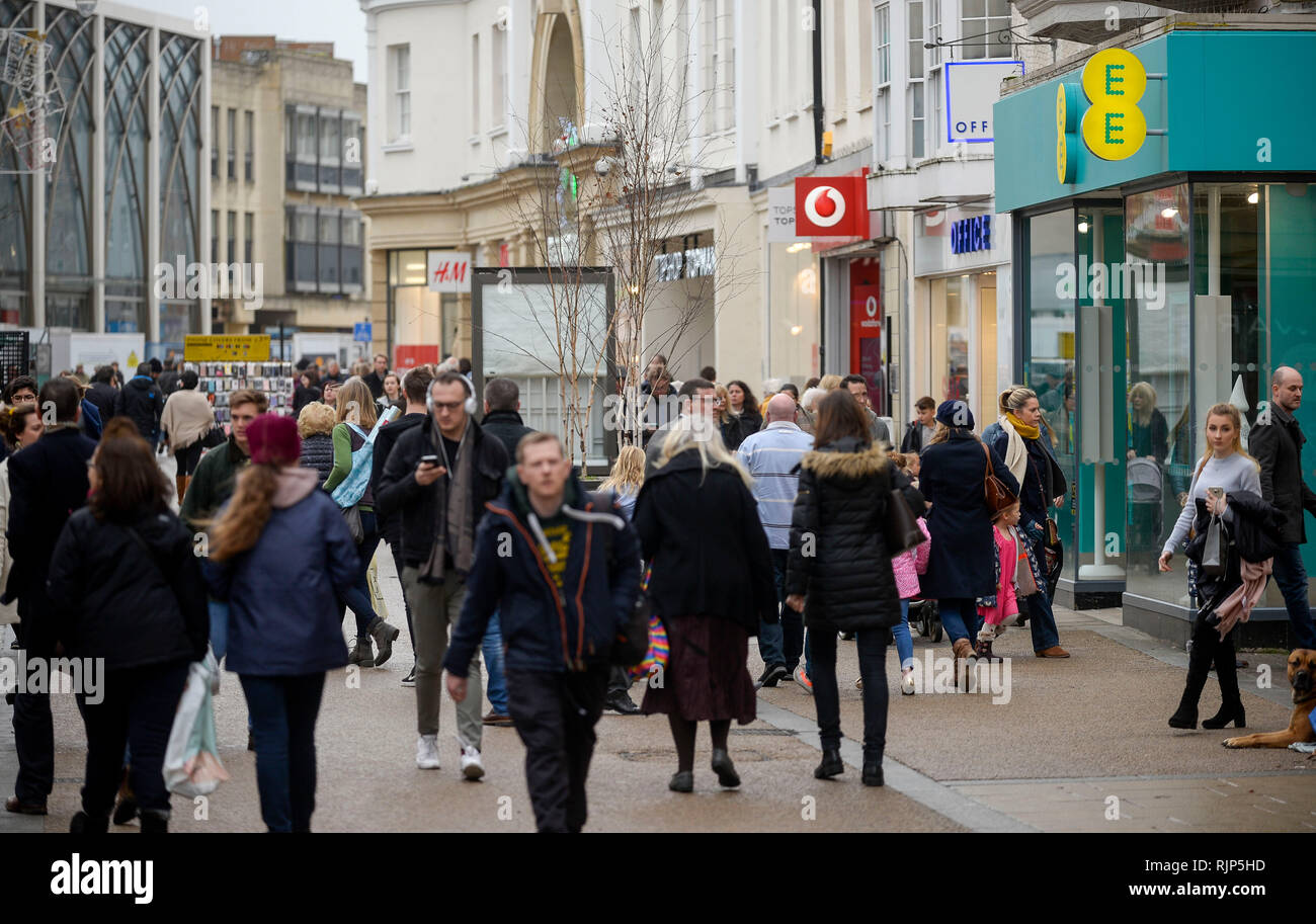 Käufer für Schnäppchen, an der High Street, Cheltenham. 30/12/2017 Foto von Tausend Wort Medien. Kein Verkauf, keine SYNDICATION. Kontakt für weitere Informationen Stockfoto