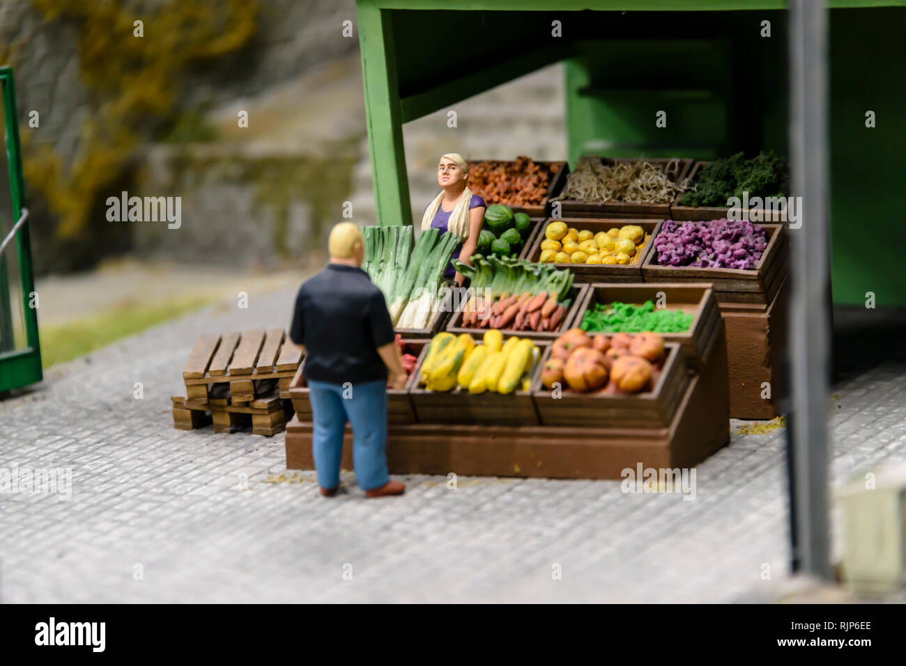 Miniatur Modell eines Lebensmittelgeschäft Marktstand, an Kolejkowo, Breslau, Breslau, Wroclaw, Polen Stockfoto