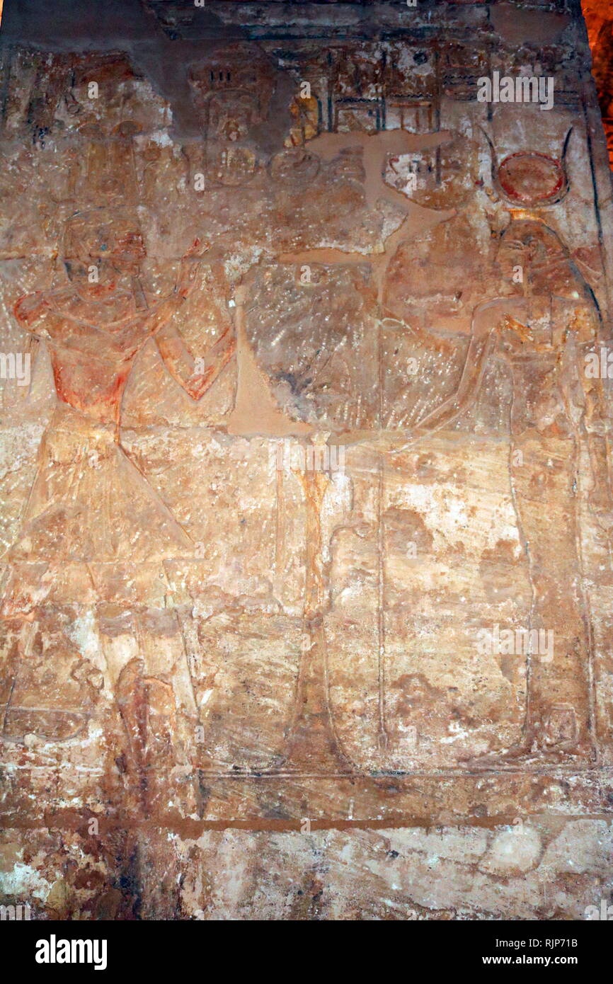 Ein Foto der Abu Simbel Tempel in Nubien, in Ägypten, in der Nähe der Grenze zum Sudan. Der Komplex ist ein UNESCO-Weltkulturerbe. Der Tempel stammt aus dem 13. Jahrhundert v. Chr., während der 19. Dynastie Herrschaft des Pharao Ramses II. Es ist ein Denkmal an den König und erinnert an seinen Sieg in der Schlacht von Kadesch. Der Komplex wurde in seiner Gesamtheit in 1968 unter der Aufsicht einer polnischen Archäologen verlegt, Kazimierz Michalowski, auf einem künstlichen Hügel aus ein Kuppelbau, hoch über dem Assuan Staudamm Stausee. Stockfoto Ein Foto der Abu Simbel Tempel in Nubien, in Ägypten, in der Nähe der Grenze zum Sudan. Der Komplex ist ein UNESCO-Weltkulturerbe. Der Tempel stammt aus dem 13. Jahrhundert v. Chr., während der 19. Dynastie Herrschaft des Pharao Ramses II. Es ist ein Denkmal an den König und erinnert an seinen Sieg in der Schlacht von Kadesch. Der Komplex wurde in seiner Gesamtheit in 1968 unter der Aufsicht einer polnischen Archäologen verlegt, Kazimierz Michalowski, auf einem künstlichen Hügel aus ein Kuppelbau, hoch über dem Assuan Staudamm Stausee. Stockfoto