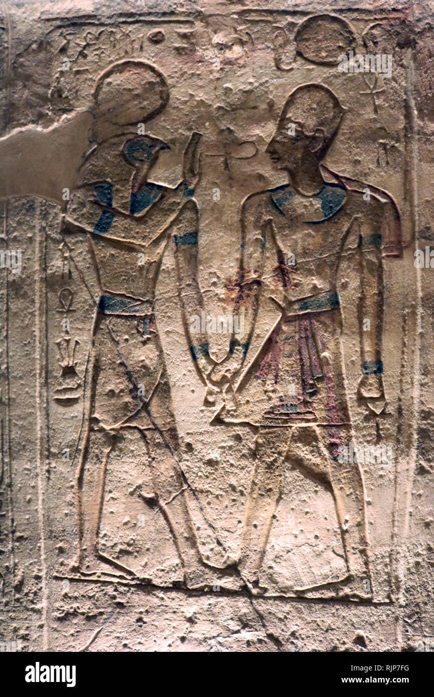 Ein Foto der Abu Simbel Tempel in Nubien, in Ägypten, in der Nähe der Grenze zum Sudan. Der Komplex ist ein UNESCO-Weltkulturerbe. Der Tempel stammt aus dem 13. Jahrhundert v. Chr., während der 19. Dynastie Herrschaft des Pharao Ramses II. Es ist ein Denkmal an den König und erinnert an seinen Sieg in der Schlacht von Kadesch. Der Komplex wurde in seiner Gesamtheit in 1968 unter der Aufsicht einer polnischen Archäologen verlegt, Kazimierz Michalowski, auf einem künstlichen Hügel aus ein Kuppelbau, hoch über dem Assuan Staudamm Stausee. Stockfoto Ein Foto der Abu Simbel Tempel in Nubien, in Ägypten, in der Nähe der Grenze zum Sudan. Der Komplex ist ein UNESCO-Weltkulturerbe. Der Tempel stammt aus dem 13. Jahrhundert v. Chr., während der 19. Dynastie Herrschaft des Pharao Ramses II. Es ist ein Denkmal an den König und erinnert an seinen Sieg in der Schlacht von Kadesch. Der Komplex wurde in seiner Gesamtheit in 1968 unter der Aufsicht einer polnischen Archäologen verlegt, Kazimierz Michalowski, auf einem künstlichen Hügel aus ein Kuppelbau, hoch über dem Assuan Staudamm Stausee. Stockfoto