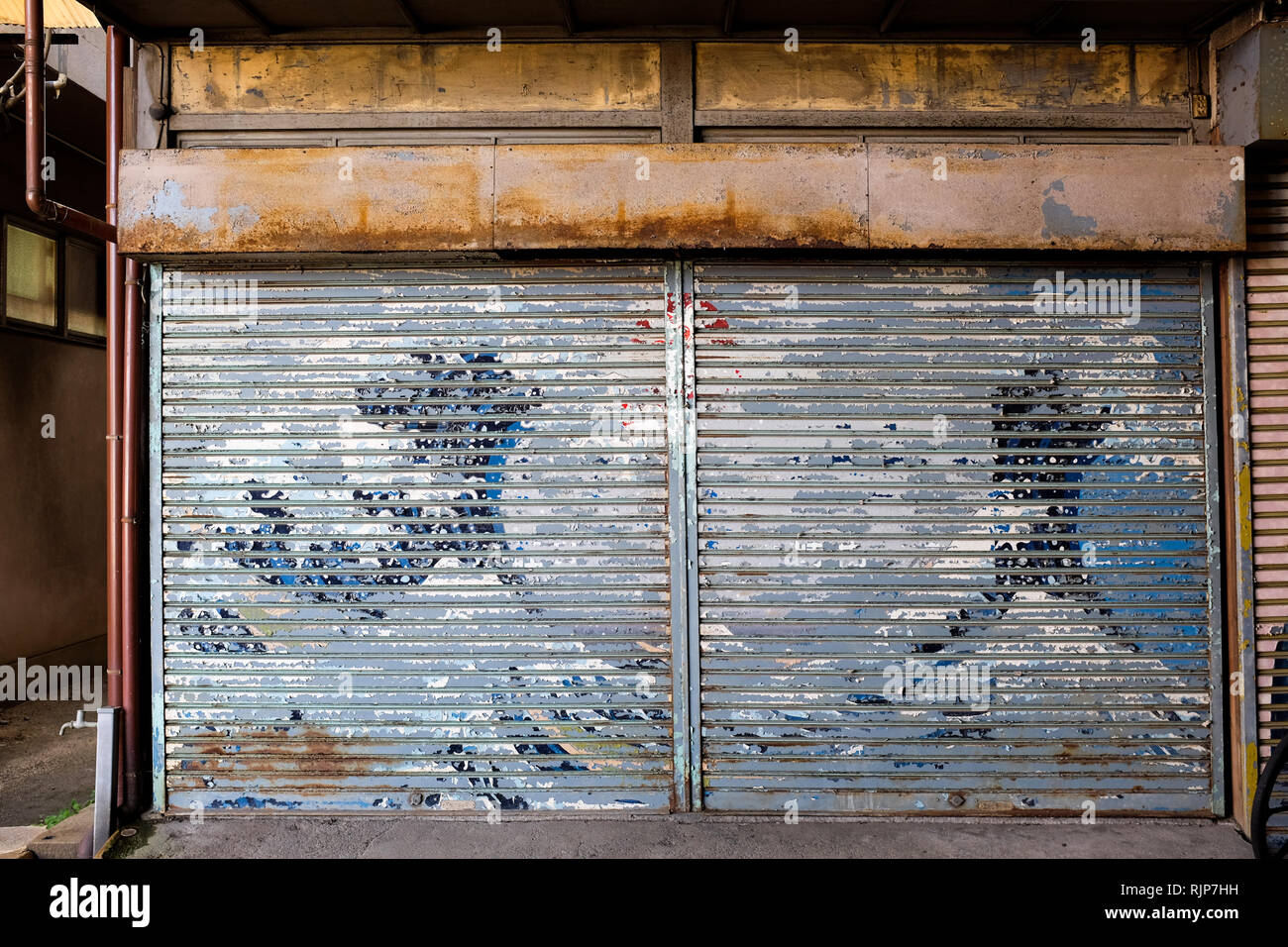 Eine alte shop Shutter in Kagawa, Japan, Hokusai's große Welle. Stockfoto