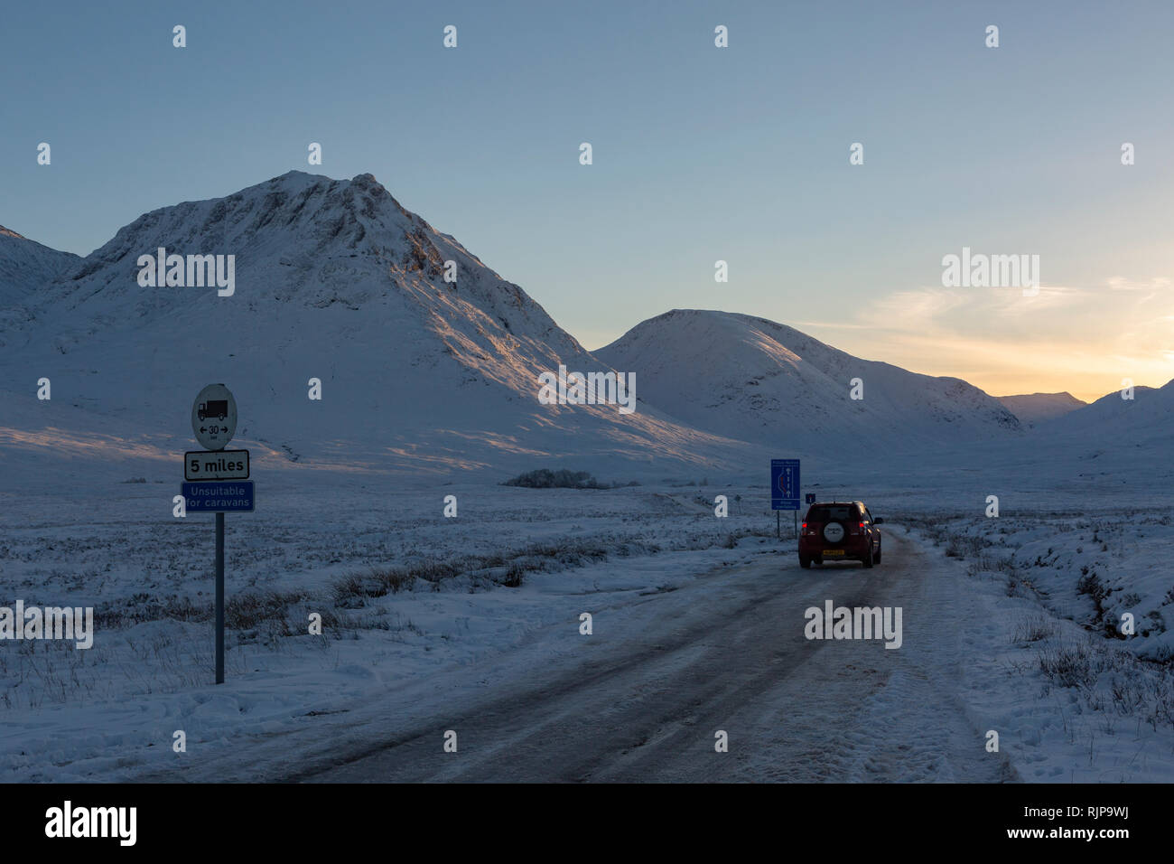 Auto auf der Glen Etive Straße während der schwierigen winterlichen Fahrbedingungen. Am späten Nachmittag, Glen Etive, Highland, Schottland Stockfoto