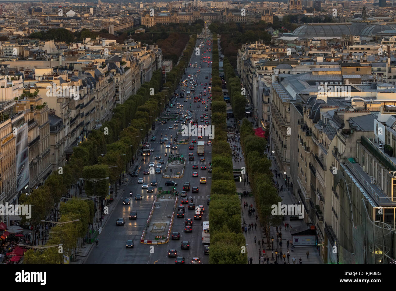 Suchen Champs-Élysées entlang in Richtung Place de la Concorde von der Oberseite des Arc de Triomphe, Paris Stockfoto