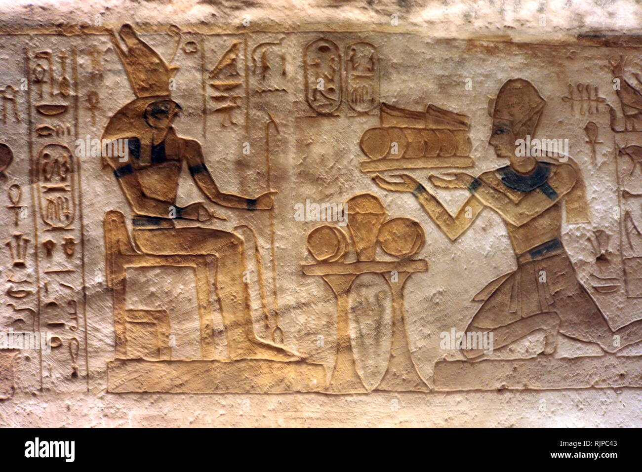 Ein Foto der Abu Simbel Tempel in Nubien, in Ägypten, in der Nähe der Grenze zum Sudan. Der Komplex ist ein UNESCO-Weltkulturerbe. Der Tempel stammt aus dem 13. Jahrhundert v. Chr., während der 19. Dynastie Herrschaft des Pharao Ramses II. Es ist ein Denkmal an den König und erinnert an seinen Sieg in der Schlacht von Kadesch. Der Komplex wurde in seiner Gesamtheit in 1968 unter der Aufsicht einer polnischen Archäologen verlegt, Kazimierz Michalowski, auf einem künstlichen Hügel aus ein Kuppelbau, hoch über dem Assuan Staudamm Stausee. Stockfoto Ein Foto der Abu Simbel Tempel in Nubien, in Ägypten, in der Nähe der Grenze zum Sudan. Der Komplex ist ein UNESCO-Weltkulturerbe. Der Tempel stammt aus dem 13. Jahrhundert v. Chr., während der 19. Dynastie Herrschaft des Pharao Ramses II. Es ist ein Denkmal an den König und erinnert an seinen Sieg in der Schlacht von Kadesch. Der Komplex wurde in seiner Gesamtheit in 1968 unter der Aufsicht einer polnischen Archäologen verlegt, Kazimierz Michalowski, auf einem künstlichen Hügel aus ein Kuppelbau, hoch über dem Assuan Staudamm Stausee. Stockfoto