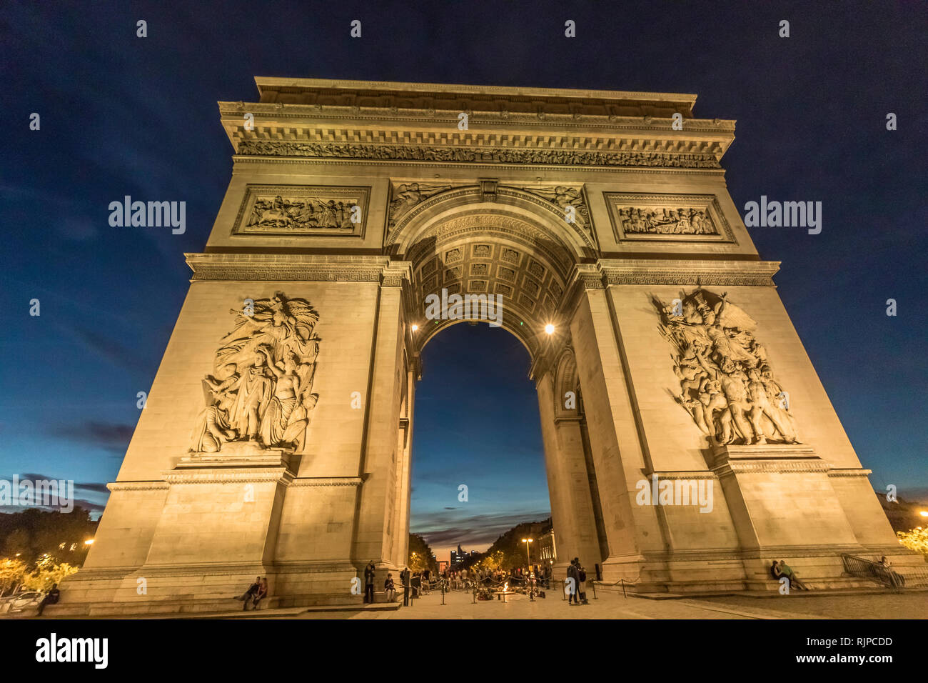 Arc de Triomphe de l'Étoile Nacht. Der Bogen befindet sich in einem kreisförmigen Plaza, von denen 12 Grand Avenue ausstrahlen, bilden ein Stern (Étoile), Paris Stockfoto