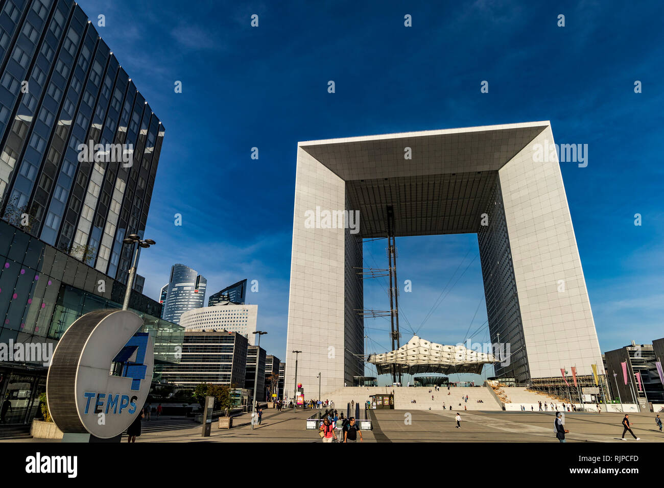 Die Grande Arche de la Défense ist ein modernes Triumphbogen in La Défense, modernen Business von Paris 1989 durchgeführt, Paris Stockfoto