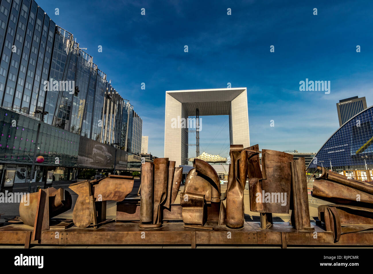 Eine Skulptur in Metall' nach Olympia" von Anthony Caro vor der Grande Arche de la Défense, La Defense, Paris Stockfoto