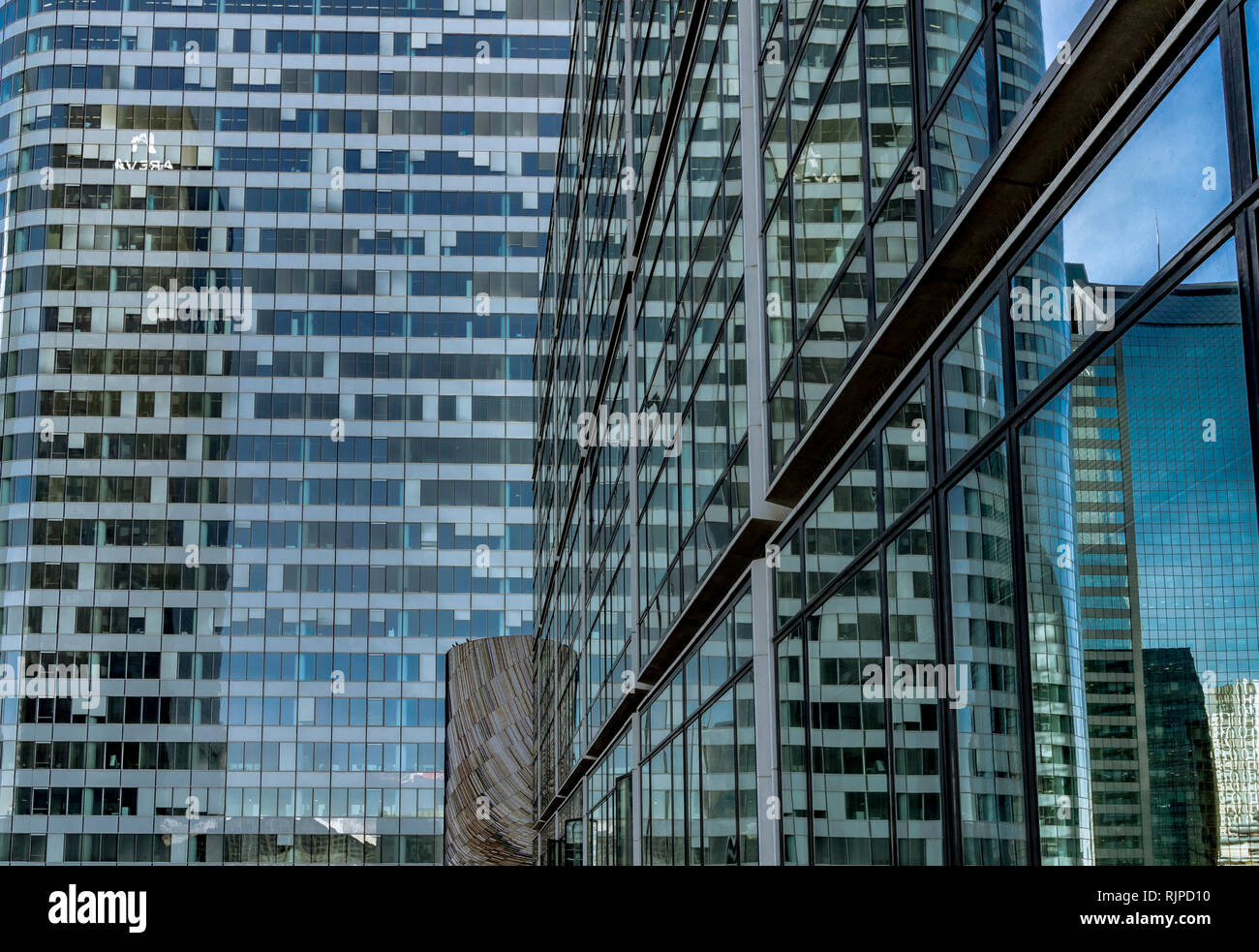 Spiegelungen im Fenster eines Bürohochhaus La Défense, Paris Stockfoto