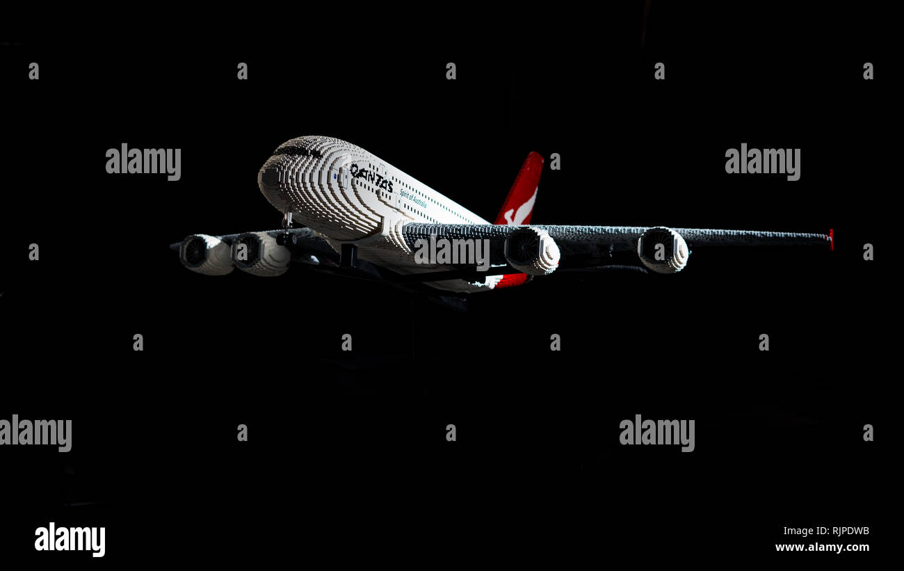 Ein gemauerter Lego Modell der Qantas Airways A380 isoliert auf weißem Hintergrund erstellt von Ryan McNaught aka Der brickman Stockfoto