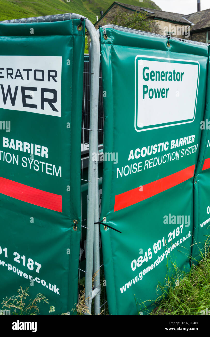 Vorübergehende akustische Barriere rund um einen großen tragbaren Stromerzeuger gelegen außerhalb einer isolierten ländlichen Gebäude im Lake District. Stockfoto