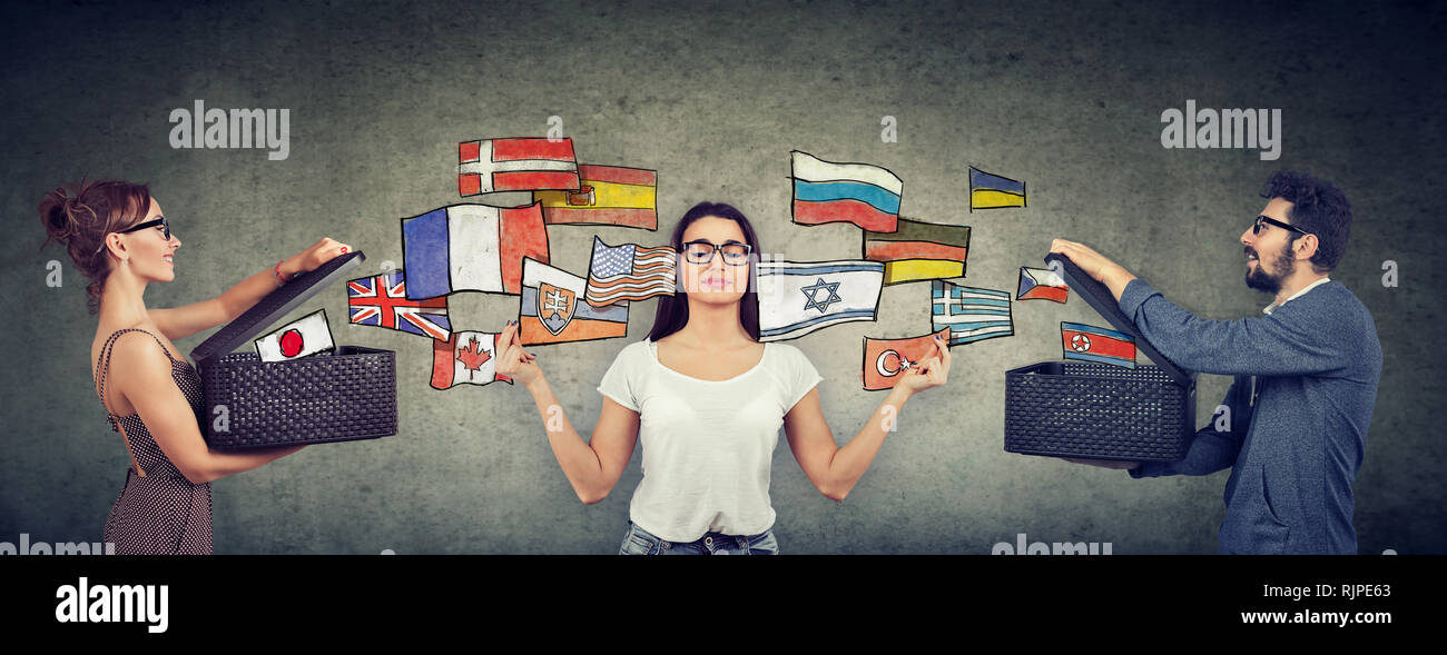 Junge Mädchen meditieren lernen, verschiedene Sprachen zu verschiedenen Kulturen von Mann und Frau mit geöffneten Kisten und internationale Flaggen flyi entlarvt Stockfoto