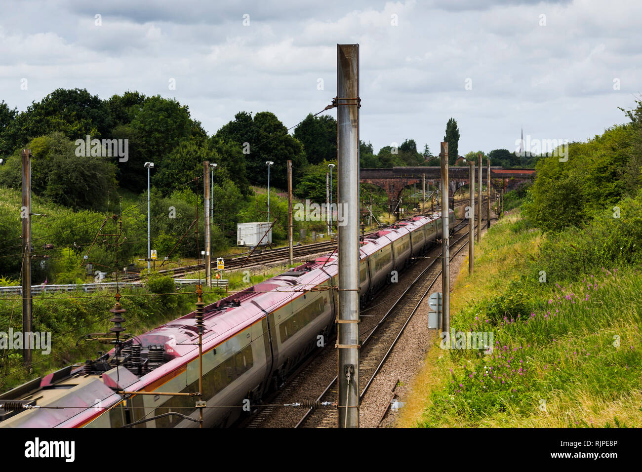 Virgin Express Pedolino Personenzug in Richtung Norden auf der West Coast Main Line, in der Nähe der Farington Kurve Verzweigung, Preston, Lancashire. Stockfoto