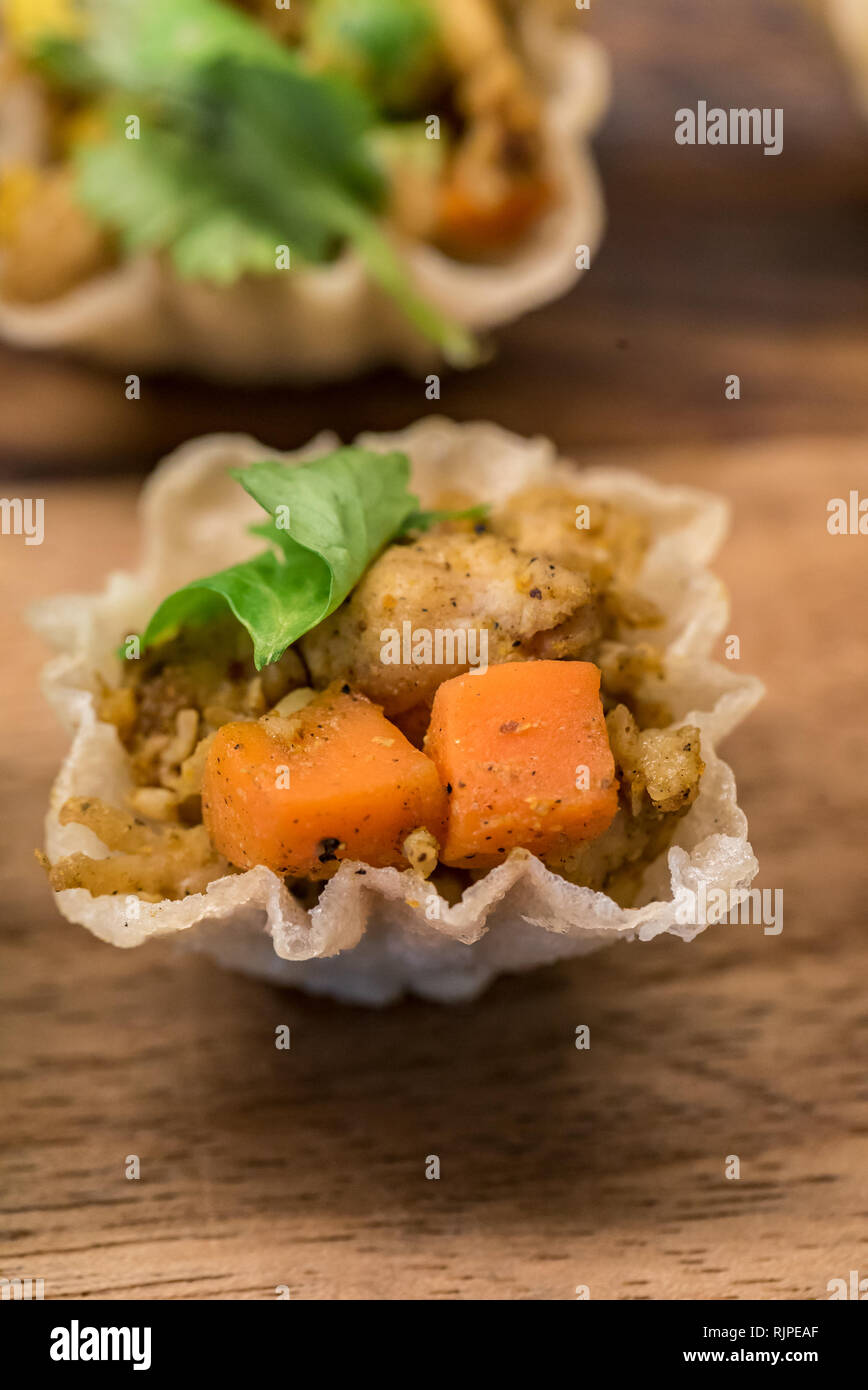 Törtchen mit Hähnchen-Salat, thai-Stil Stockfoto