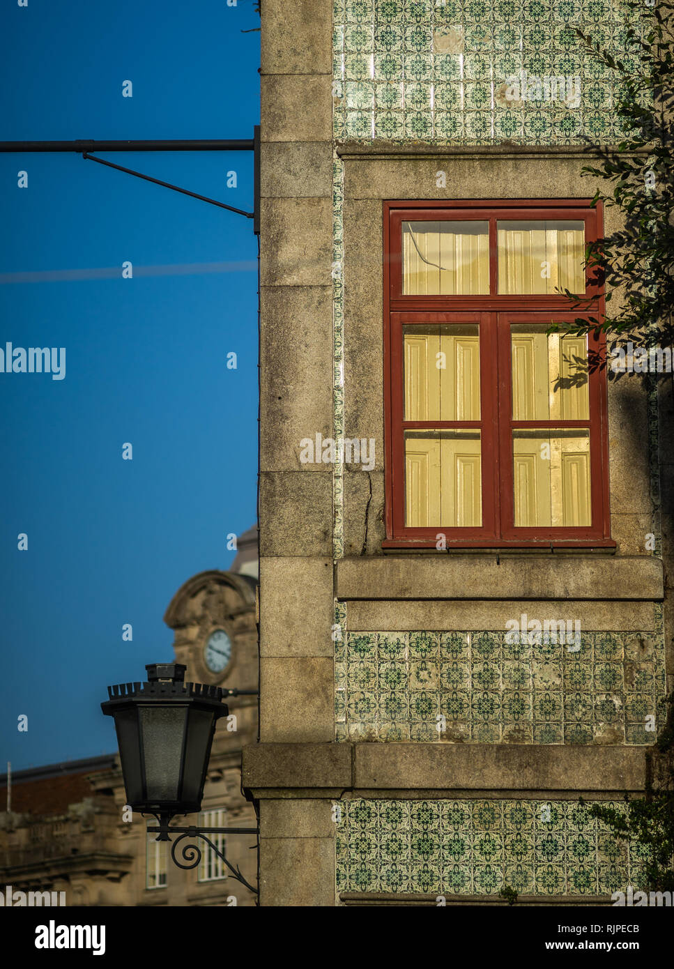 Rotes Fenster des ancien Haus mit loantern und blauer Himmel Stockfoto