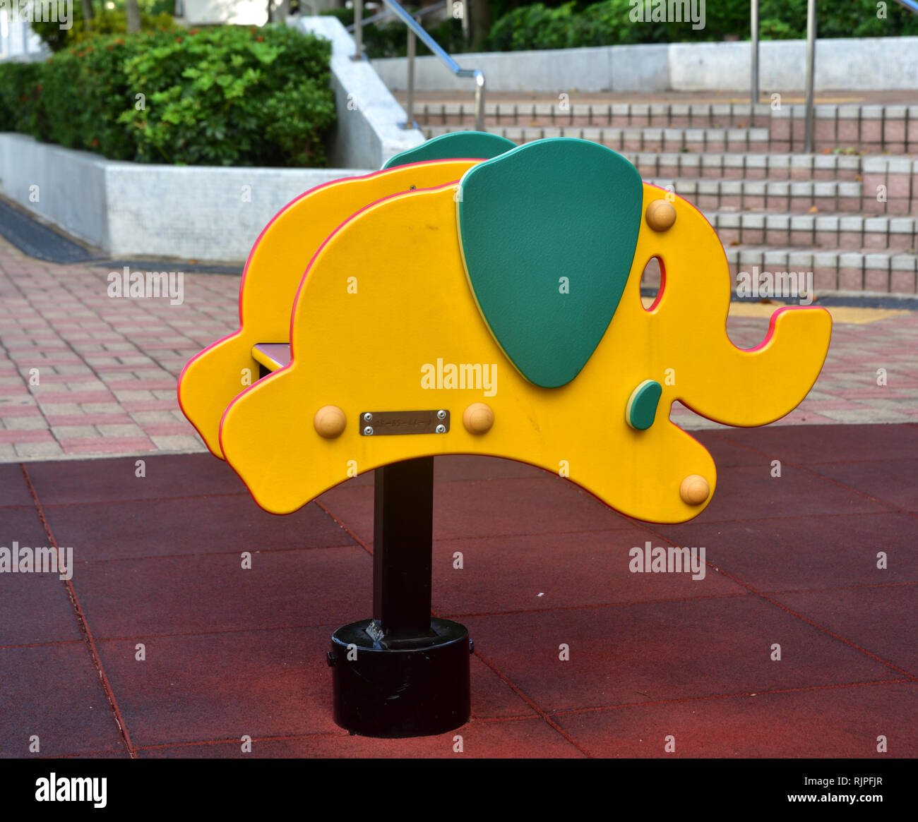 Rocking toy Elefant in öffentlichen Erholungsgebiet von Tsing Yi Promenade, Hong Kong Stockfoto
