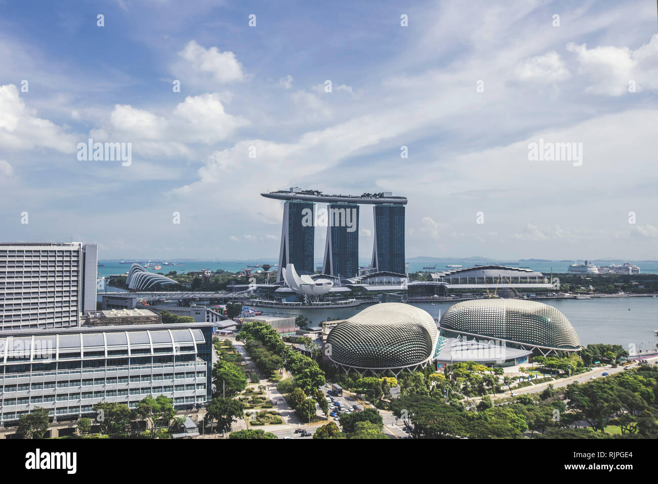 Singapur Marina Bay Sands Hotel und Esplanade Theater an der Bucht architektonischen Nahaufnahme details Luftaufnahme bei klarem Himmel Tag Zeit Stockfoto