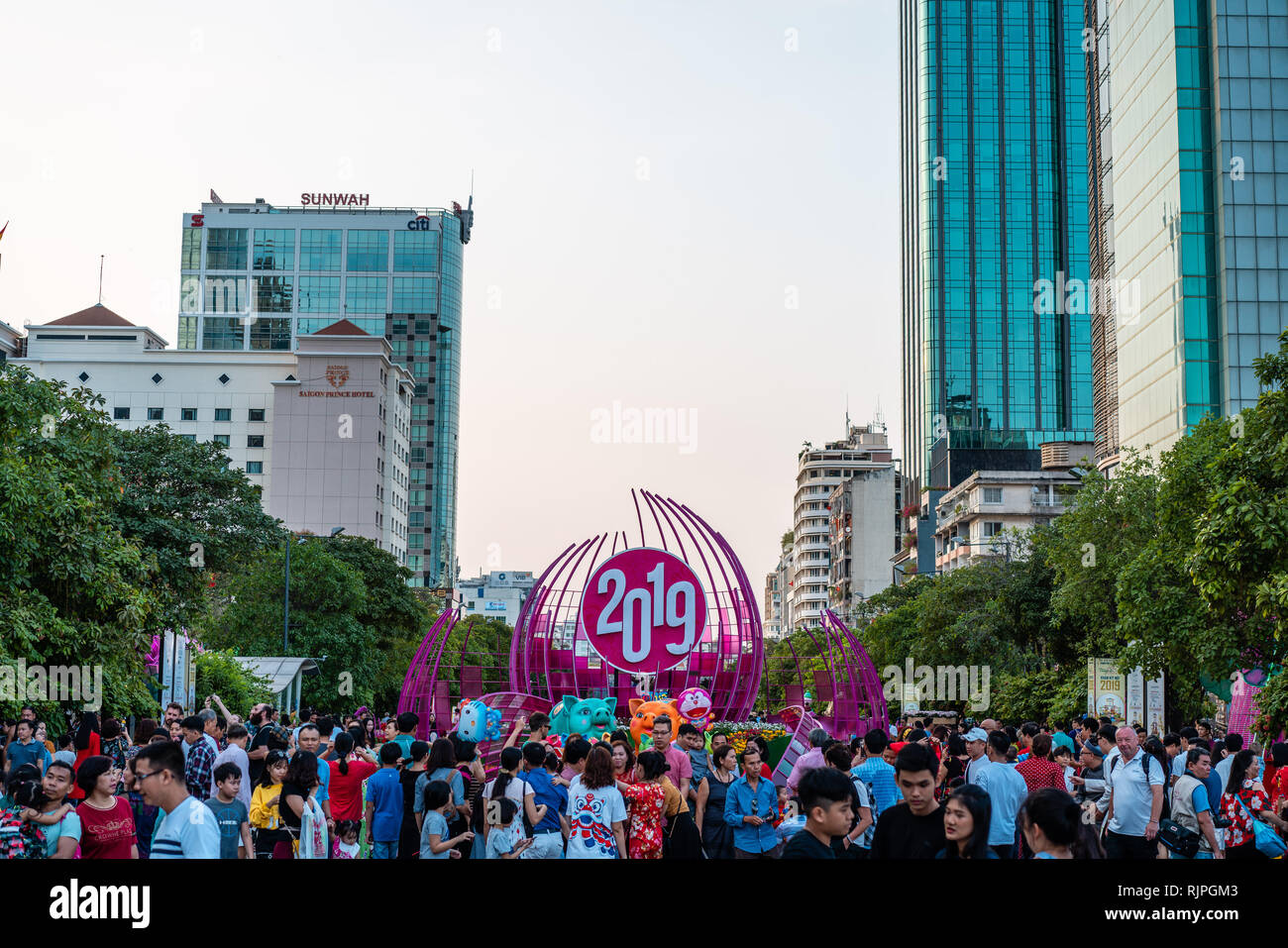Ho Chi Minh City, Vietnam - Februar 4, 2019: Nguyen Hue Flower Street beim Neujahrsfest in der Innenstadt von Ho Chi Minh Stadt. Stockfoto
