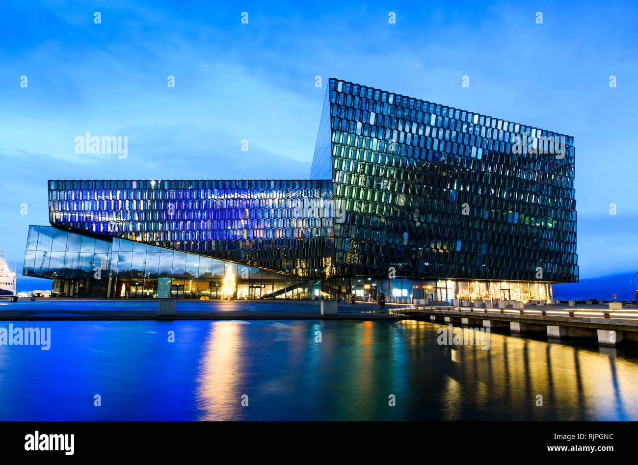 Reykjavik Konzert- und Konferenzzentrum in Island an der blauen Stunde vor Sonnenaufgang Stockfoto