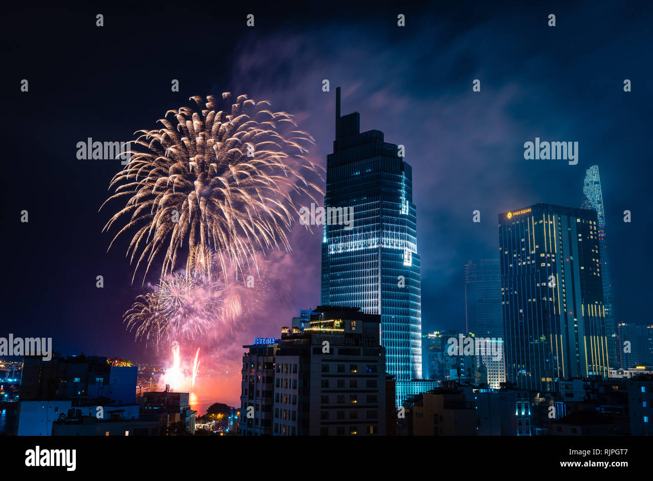 Ho Chi Minh City, Vietnam, 4. Februar 2019: Neujahr feiern. Skyline mit Feuerwerk leuchtet Himmel über Business District Stockfoto