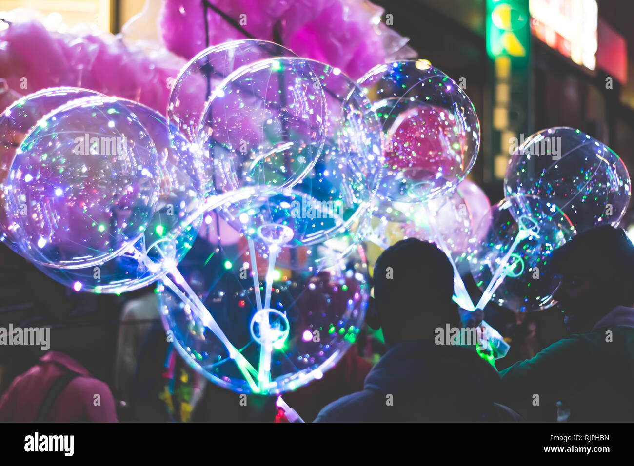 Verschwommen Oberfläche blasen. Weihnachten bokeh Hintergrund. Farbe Defokussierten leuchtet. Kreisförmige bokeh Glitzer Glitzer lichter Hintergrund. Frohes Neues Jahr Konzept Stockfoto