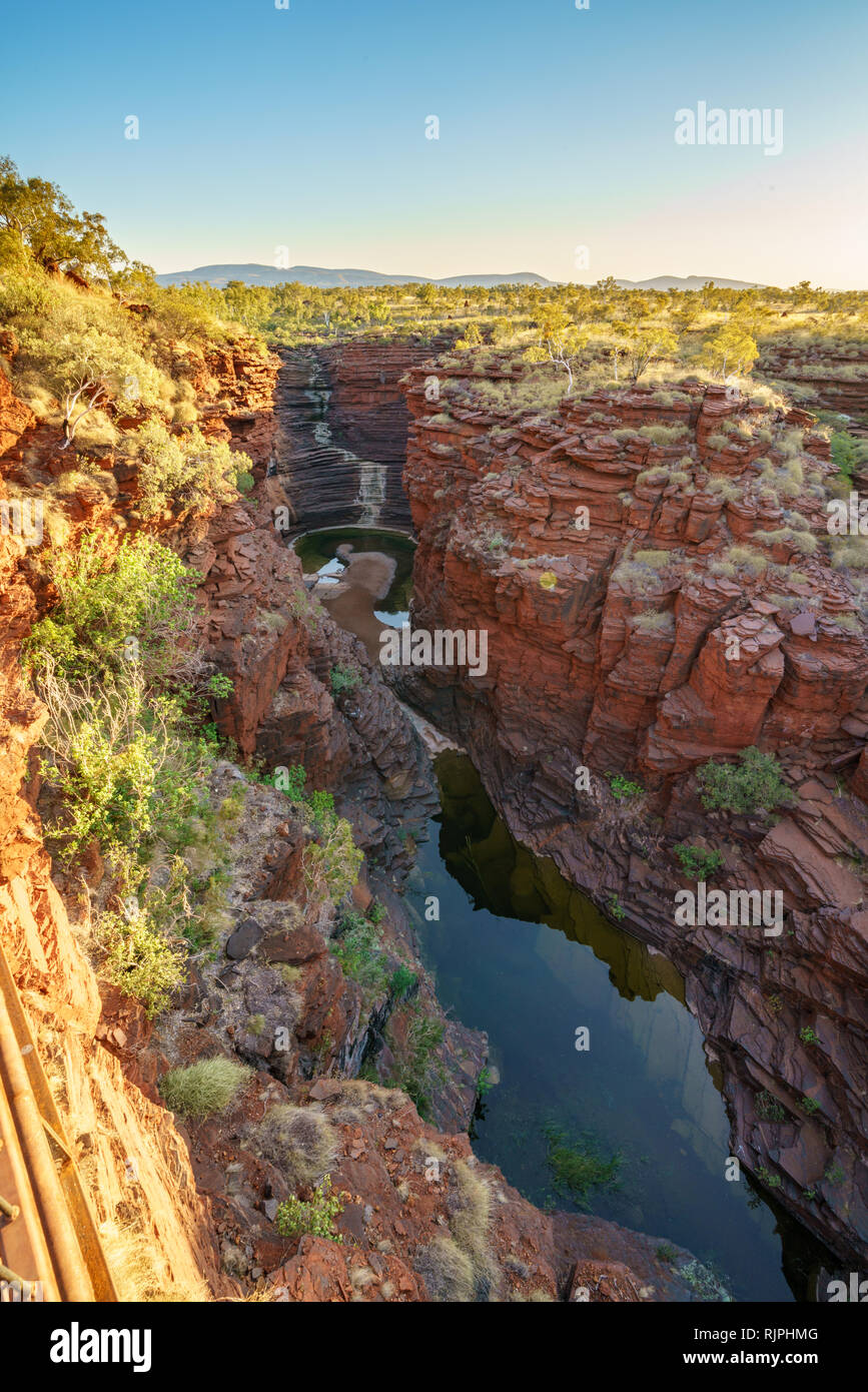 Steile Wände auf joffre Gorge Aussichtspunkt in karijini Nationalpark, Western Australia Stockfoto