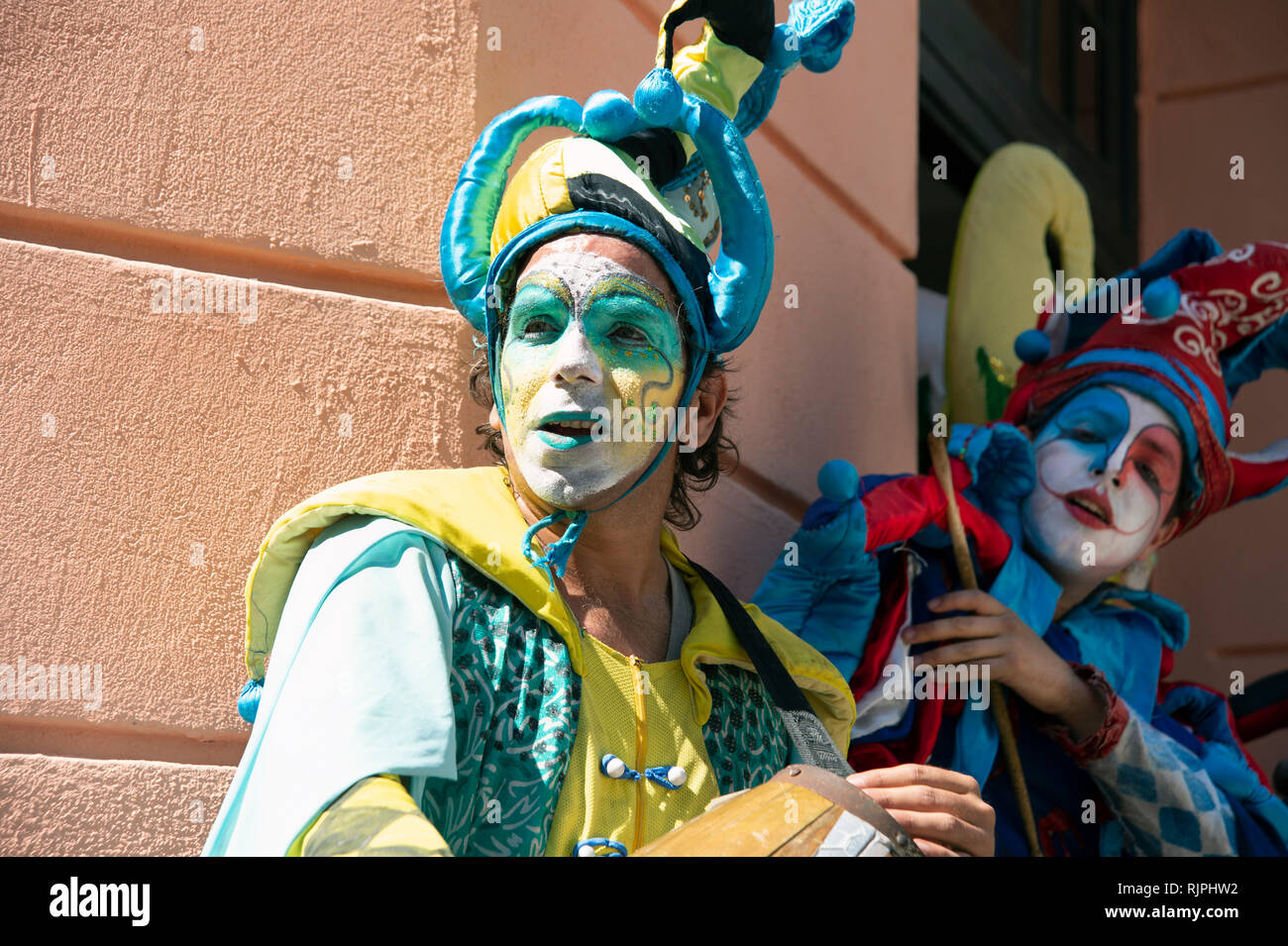 Zwei Street Theater Musiker mit bemalten Gesichtern und wilde Kostüme auf den Straßen von Havanna Vieja Kuba unterhalten Stockfoto