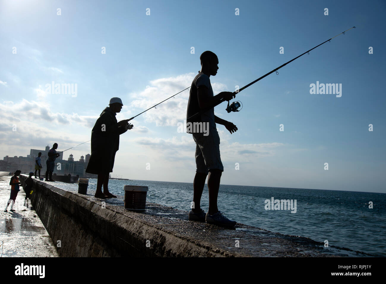 Vier silhouetted Kubanische Fischer vom Meer Wand am Malecon in Havanna, Kuba Stockfoto
